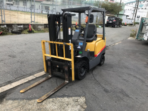 Вилочный погрузчик TCM FHGE15T4, с мачтой триплекс и боковым смещением