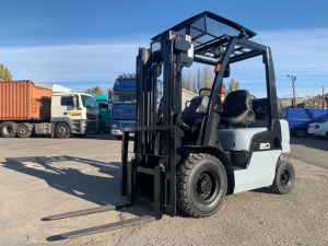 Вилочный погрузчик Nissan на 2 тонны, с простым карбюраторным двигателем