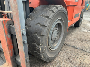 Вилочный погрузчик Nissan F04B40T-F29C. Номинальная грузоподъемность 4.5 тонны