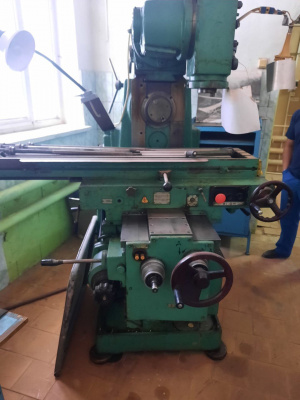 Станок широкоуниверсальный консольно-фрезерный 6Р82Ш