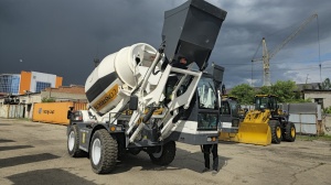 Самоходный бетоносмеситель с самозагрузкой Ynix QGMC6000 (24 м3/час)