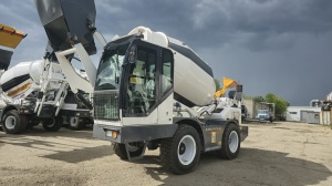 Самоходный бетоносмеситель с самозагрузкой Ynix QGMC6000 (24 м3/час)