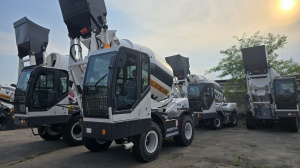 Самоходный бетоносмеситель с самозагрузкой Ynix QGMC3000 (12м3/час)