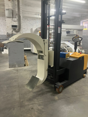 Электрический самоходный погрузчик-кантователь ролей