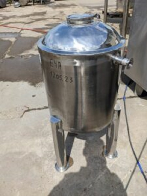 Емкость нержавеющая, объем — 0,07 куб.м., вертикальная, инв 2372