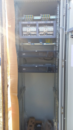 Шкаф с двумя ибп APC - C 2000 ва