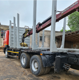 Сортиментовоз МАЗ 631208-226-012 с гидроманипулятором в сцепке с прицепом МАЗ 892620-010