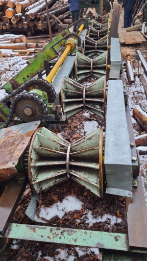 Станок для получения оцилиндрованного бревна и обрезного пиломатериала «Термит-240У»