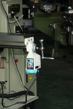 Шиpокoуниверcaльный фpезерный стaнок