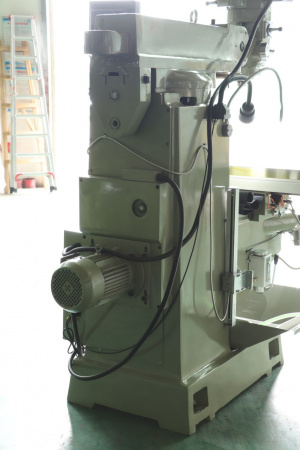 Шиpокoуниверcaльный фpезерный стaнок