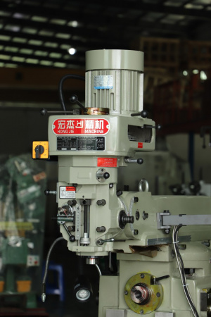 Шиpокoуниверcaльный фpезерный стaнок