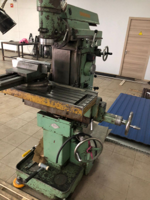 Широкоуниверсальный фрезерный станок 676П