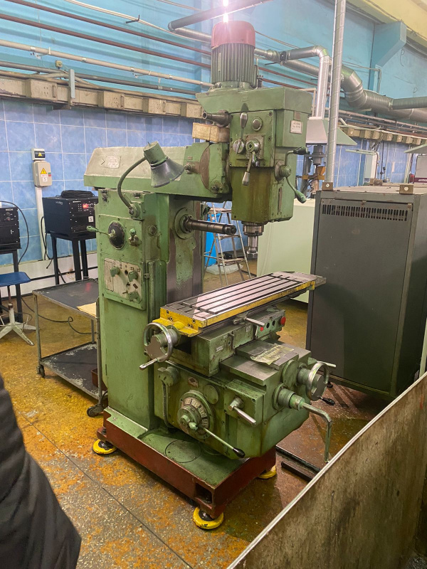 Широкоуниверсальный фрезерный станок 6Т80Ш