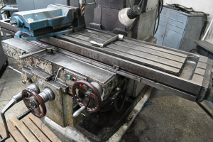 Вертикально-фрезерный станок 6р13Б