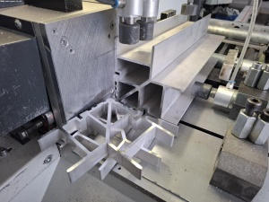 Автоматический круглопильный станок ELUMATEC SA 142/36