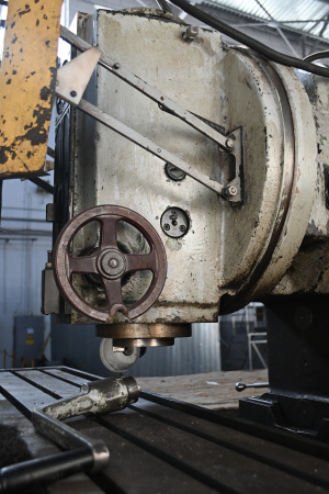 Вертикально-фрезерный станок 6р13Б