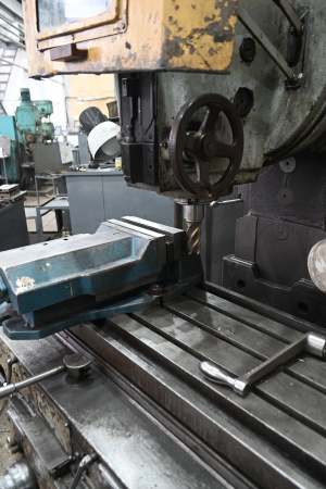 Вертикально-фрезерный станок 6р13Б