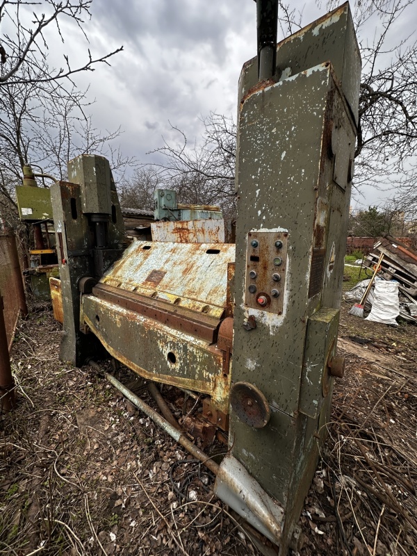 Машина листогибочная с поворотной гибочной балкой ИВ2142