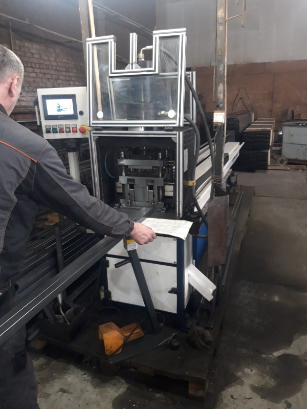 Автоматический скоростной пресс для пробивки отверстий в трубе АДРМ-3000/2 ()