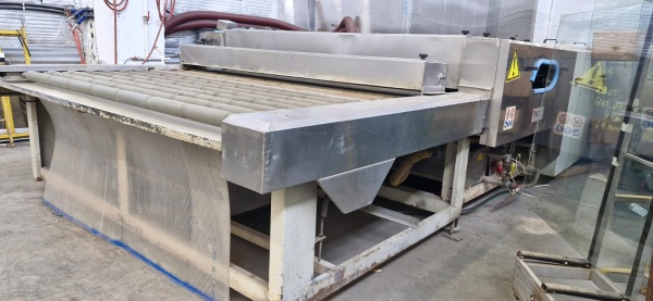 Горизонтально моечно сушильную машину