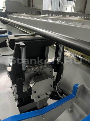 Оптоволоконный лазерный труборез с наклонной головой A16-C/6000 Raycus 5-Axis и полуавтоматической системой погрузки