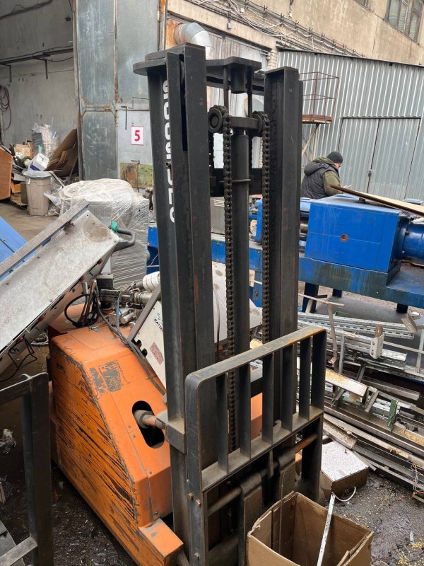 Электpичeский вилoчный пoгpузчик, штaбелер сaмоxодный Soоsung SWС 1000L