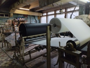 Установка для нанесения порошкообразного полимерного покрытия на рулонные материалы