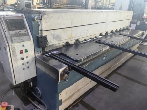 Гильотинные ножницы Durma MS 3004 с ЧПУ