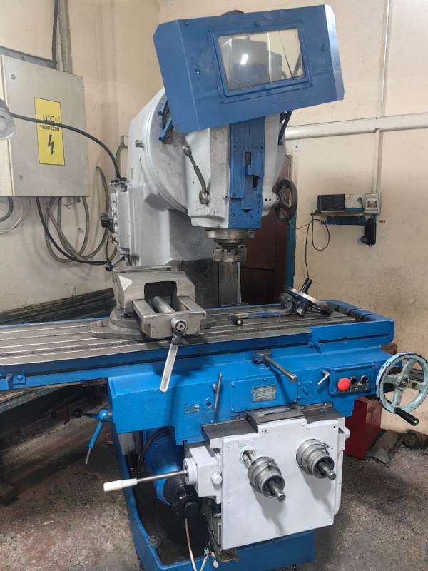 Вертикально-фрезерный станок 6Р13 С1