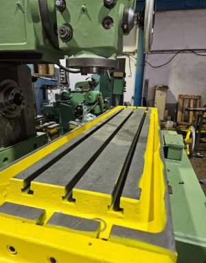 Широкоуниверсальный фрезерный станок 6Т83Ш