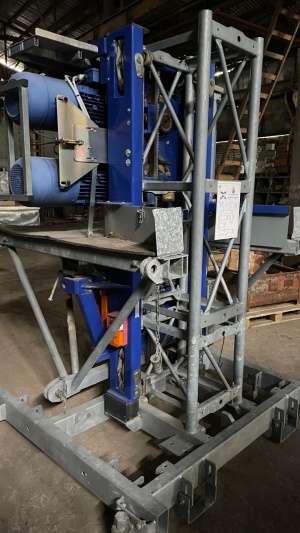 Транспортно-фасадный подьемник Hek МСМ 32,6*1,5-2,7 двухмачтовая