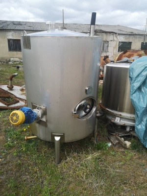 Резервуар для пищевых жидкостей 1,8 м3 с мешалкой