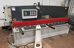 Гильотинные ножницы KSM4 - 2500W(QC12K-4/2500)