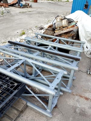 Транспортно-фасадный подьемник Hek МСМ 32,6*1,5-2,7 двухмачтовая