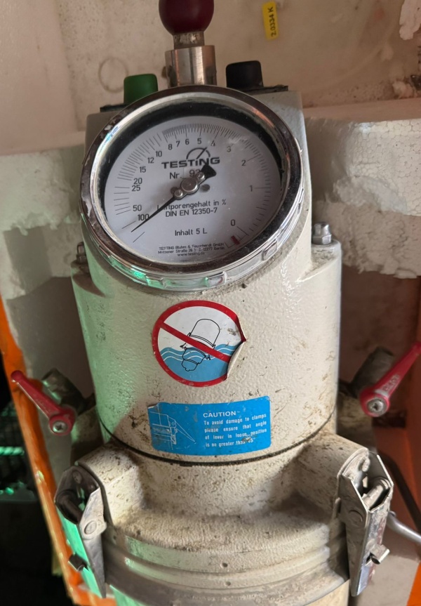 Объемомер вовлеченного воздуха на 5 литров с ручным насосом TESTING
