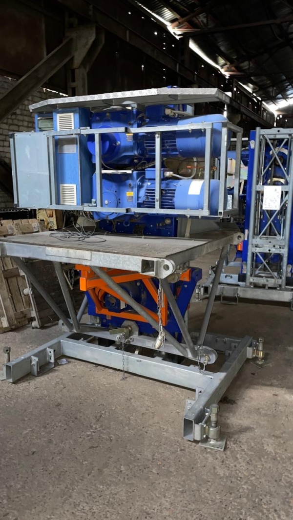 Транспортно-фасадный подьемник Hek МСМ 32,6*1,5-2,7 двухмачтовая