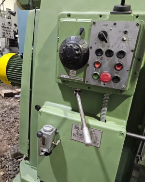 Широкоуниверсальный фрезерный станок 6Т83Ш