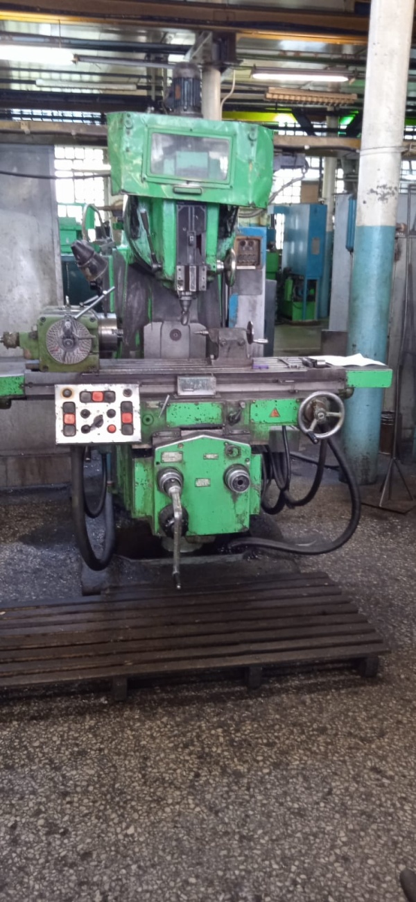 Вертикально-фрезерный станок 6Т12