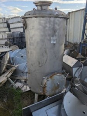 Емкость нержавеющая, объем — 0,7 куб.м., вертикальная, инв 791