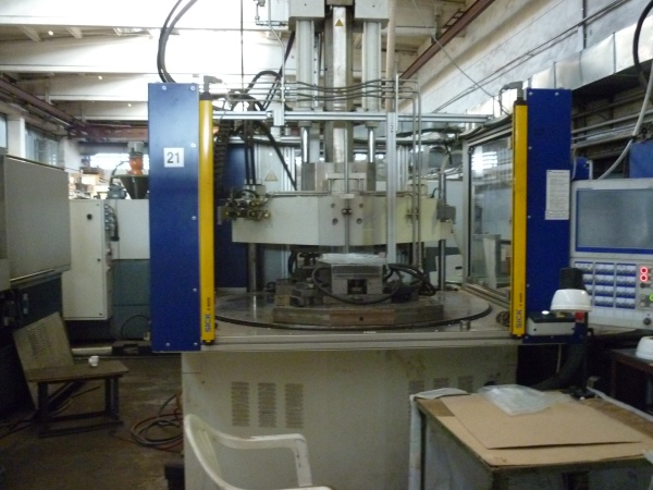 Вертикальный термопластавтомат 200 т. 470 гр