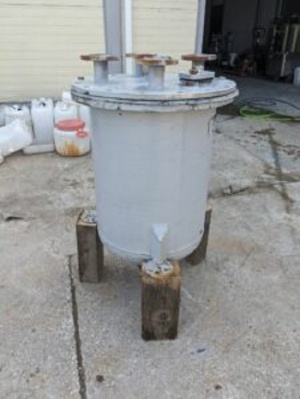 Емкость нержавеющая, объем — 0,12 куб.м., вертикальная, инв 3729