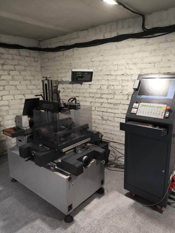 Проволочно-вырезной станок многопроходной струйного типа с шаговыми двигателями М250