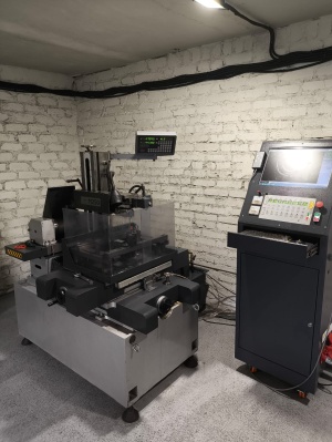 Проволочно-вырезной станок многопроходной струйного типа с шаговыми двигателями М250