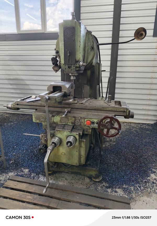 Вертикально-фрезерный станок 6Р12