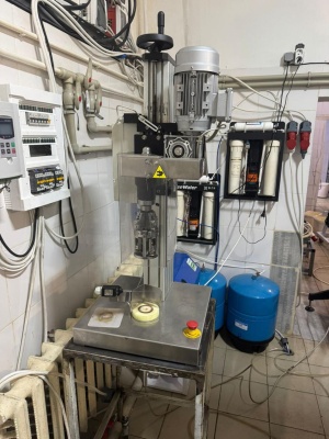 Полуавтомат для укупорки бутылок алюминиевыми колпачками ( Италия)