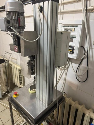 Полуавтомат для укупорки бутылок алюминиевыми колпачками ( Италия)