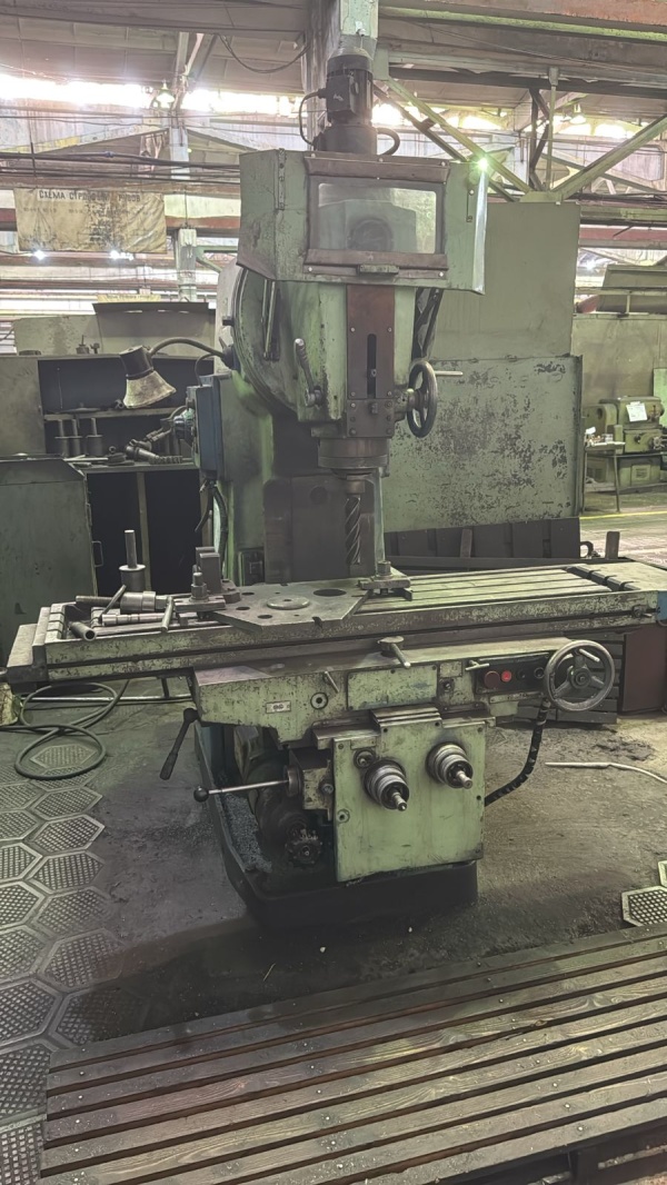 Вертикально-фрезерный станок ВМ127М