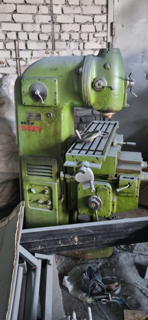 Вертикально-фрезерный станок 6Н10