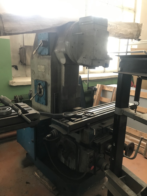 Вертикально-фрезерный станок 6Р11