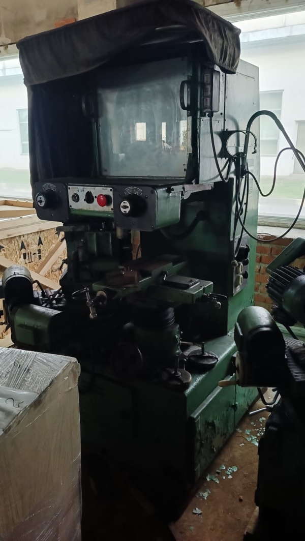 Оптико-шлифовальный станок 395М1